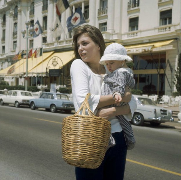 Jane Birkin and her chic basket - The Chic Flâneuse