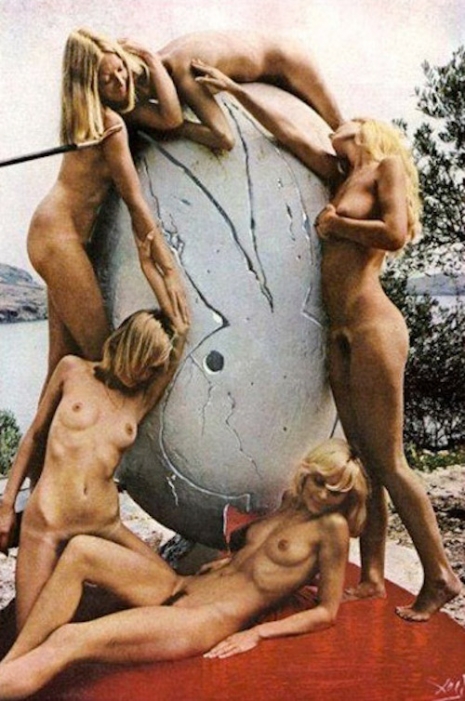 playboy bunnies layed on a giant egg in the salvador dalì photoshoot for playboy magazine in 1973 - thechicflaneuse