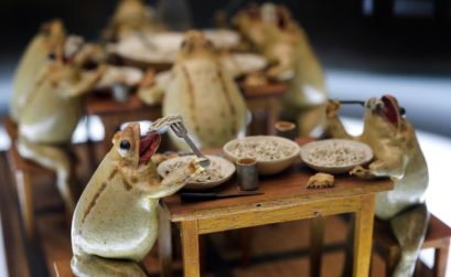 Frogs-having-family-dinner-at-The-Frog-Museum-in-Estavayer-le-Lac-western-Switzerland-FABRICE-COFFRINI-AFP-Getty-Images-thechicflaneuse