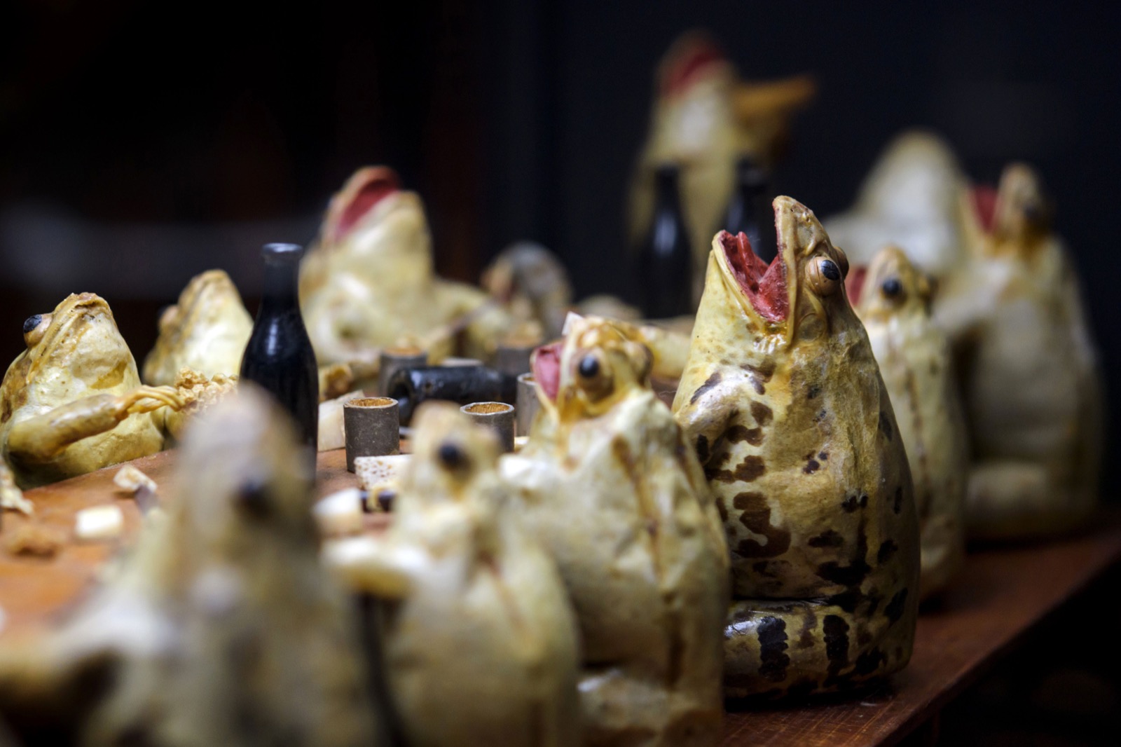 Group-of-frogs-attending-a-banquet-at-the-Frog-Museum-in-Estavayer-le-Lac-western-Switzerland-FABRICE-COFFRINI-AFP-Getty-Images-thechicflaneuse