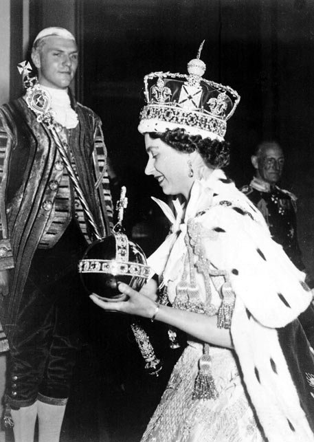 queen elisabeth coronation day walking thechicflaneuse