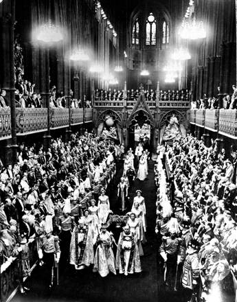 queen elisabeth coronation procession-thechiflaneuse