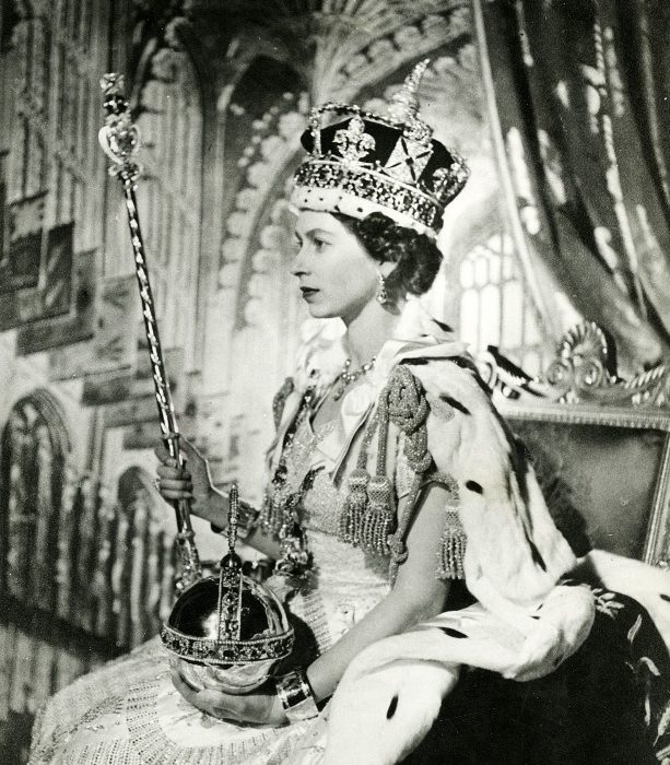 queen elisabeth coronation official portrait-thechiflaneuse