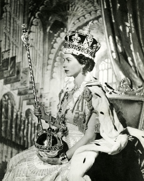 queen elisabeth coronation official portrait-thechiflaneuse