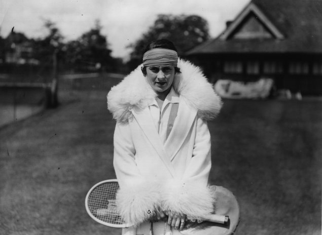 1926 Spanish player Lili de Alvarez in a very sophisticated outfit with collar and cuffs ornated with feather and hair-band – Photo Getty Images - thechicflaneuse