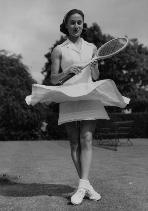 1954 Dorothy Levine short skirt and nylon slip at Wimbledon – Photo Getty Images