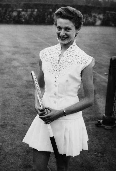 1955-British-player-Angela-Buxton-al-The-Hurlingham-Club-Photo-by-Terry-Fincher-Keystone-Hulton-Archive-Getty-Images-–-Photo-Getty-Images.jpg