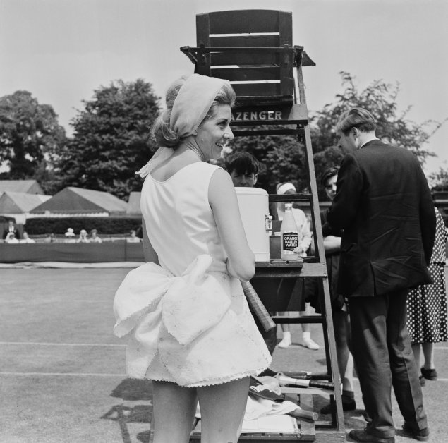 1964 Lea Pericoli at Wimbledon, wearing a mini dress with a big bow tied to waist and a large hair-band – Photo Getty Images thechicflaneuse