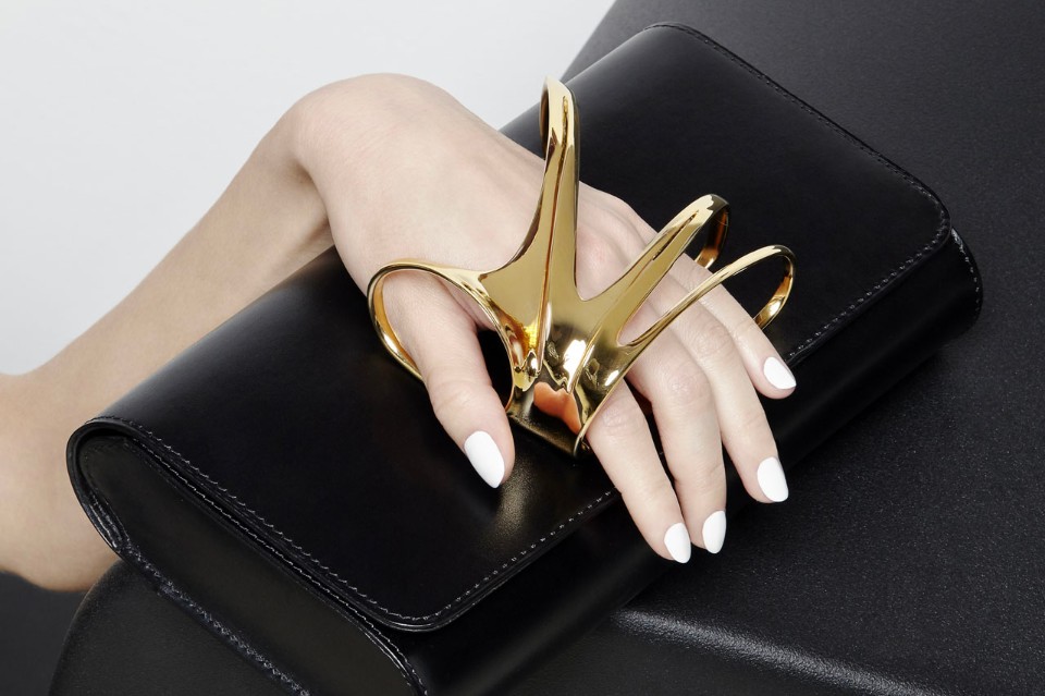 zaha hadid-perrin paris glove-clutch-black and glold thechicflaneuse