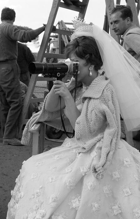 L'attrice italiana Gina Lollobrigida durante una scena del film " Torna a settembre" diretto da Robert Mulligan, con la partecipazione dell'attore Rock Hudson.
