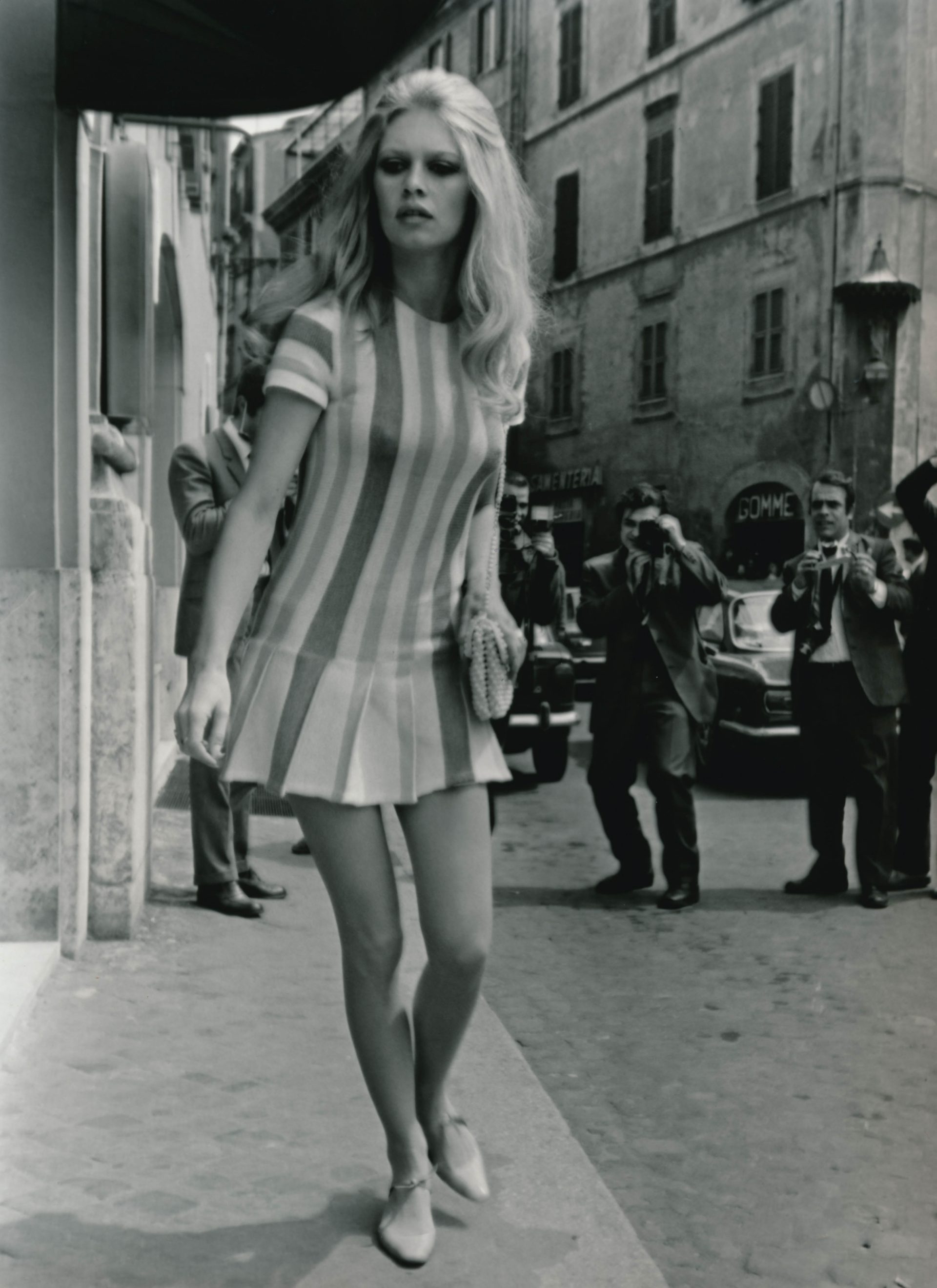 Brigitte-Bardot-comes out of Hotel-Forum.-Roma-1965- Vittorio La Verde