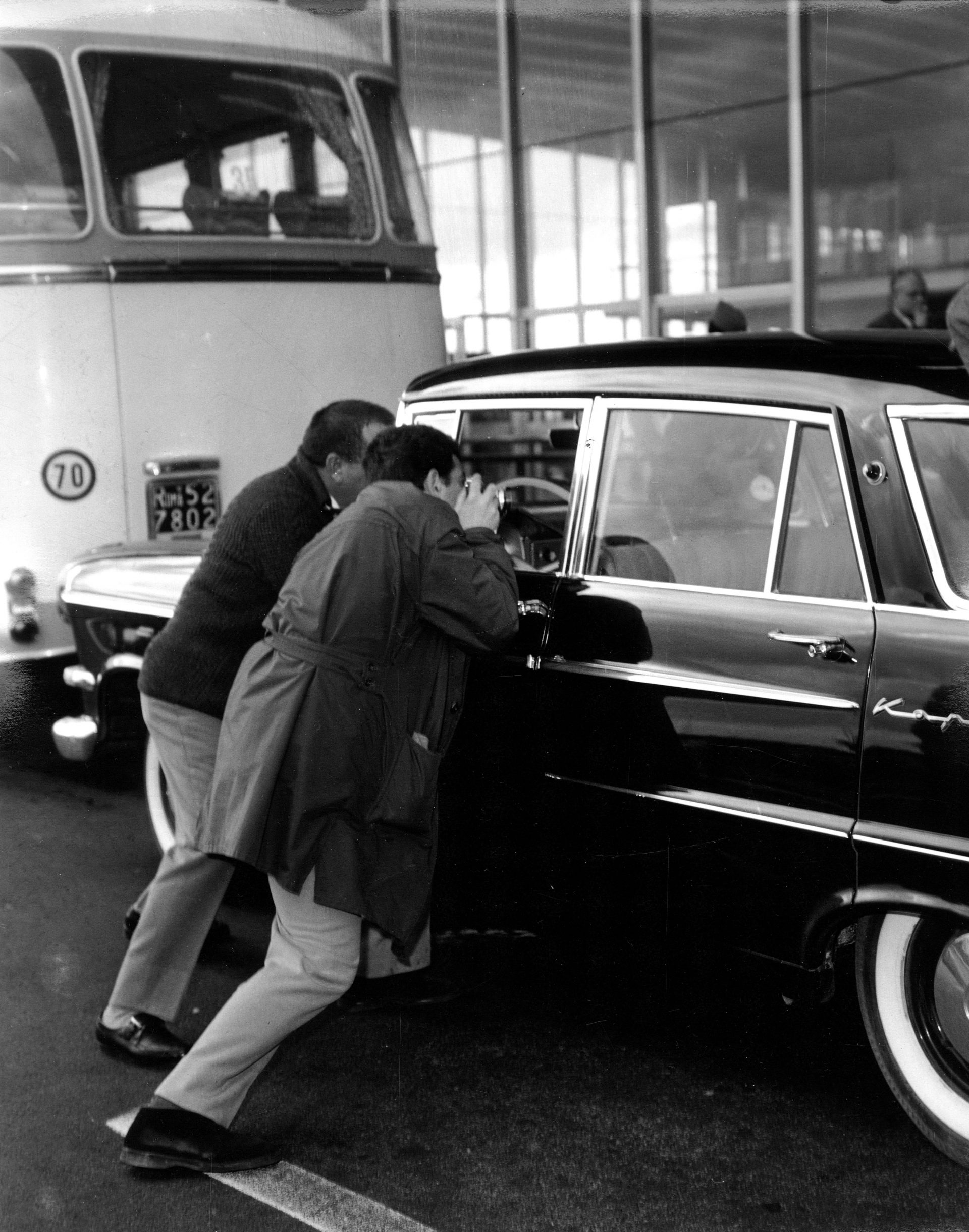 Paparazzi assault the car of Soraya at Stazione Termini in Rome Agenzia-Dufoto