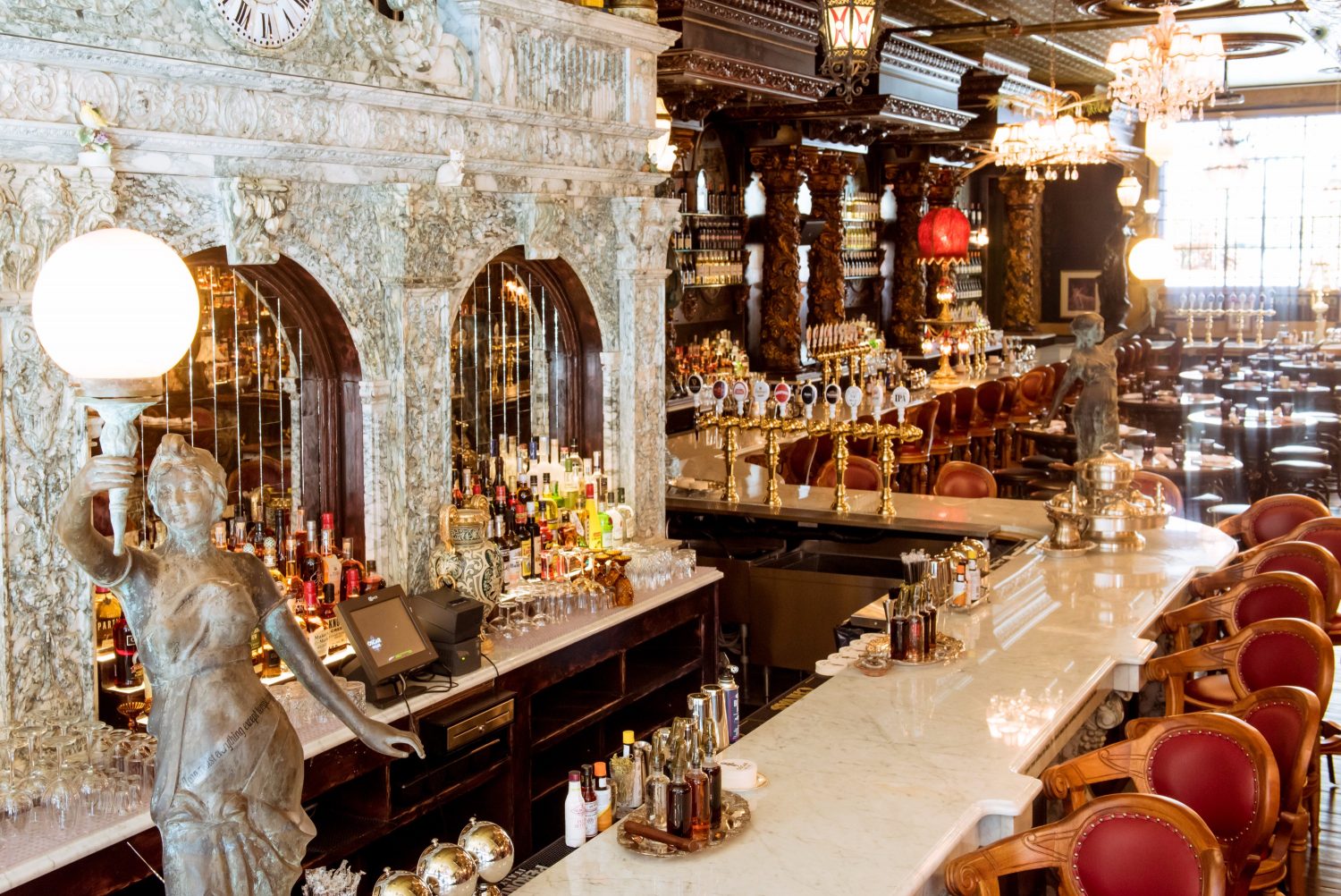oscar wilde-themed bar in new york view