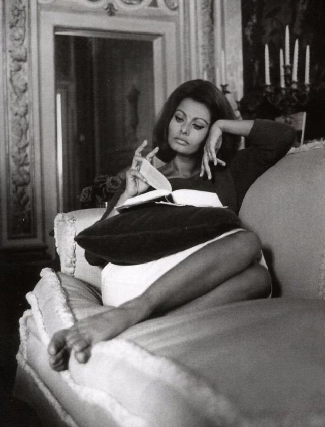 Sophia Loren reading a book