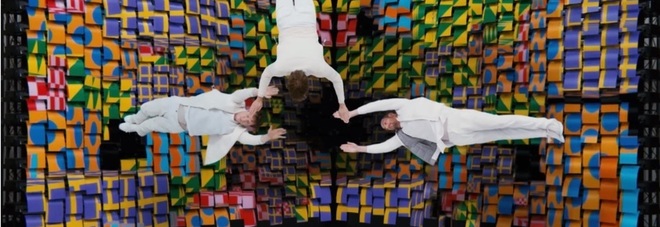 ok go obsession video colored paper as pixel